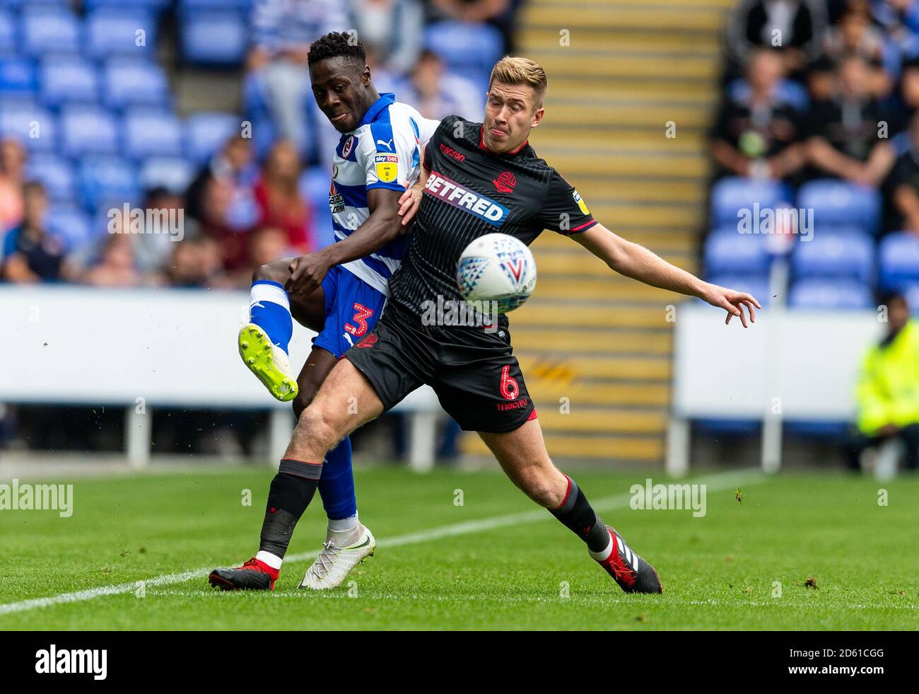 Andy Yiadom di Reading e Josh vela di Bolton Wanderers Foto Stock