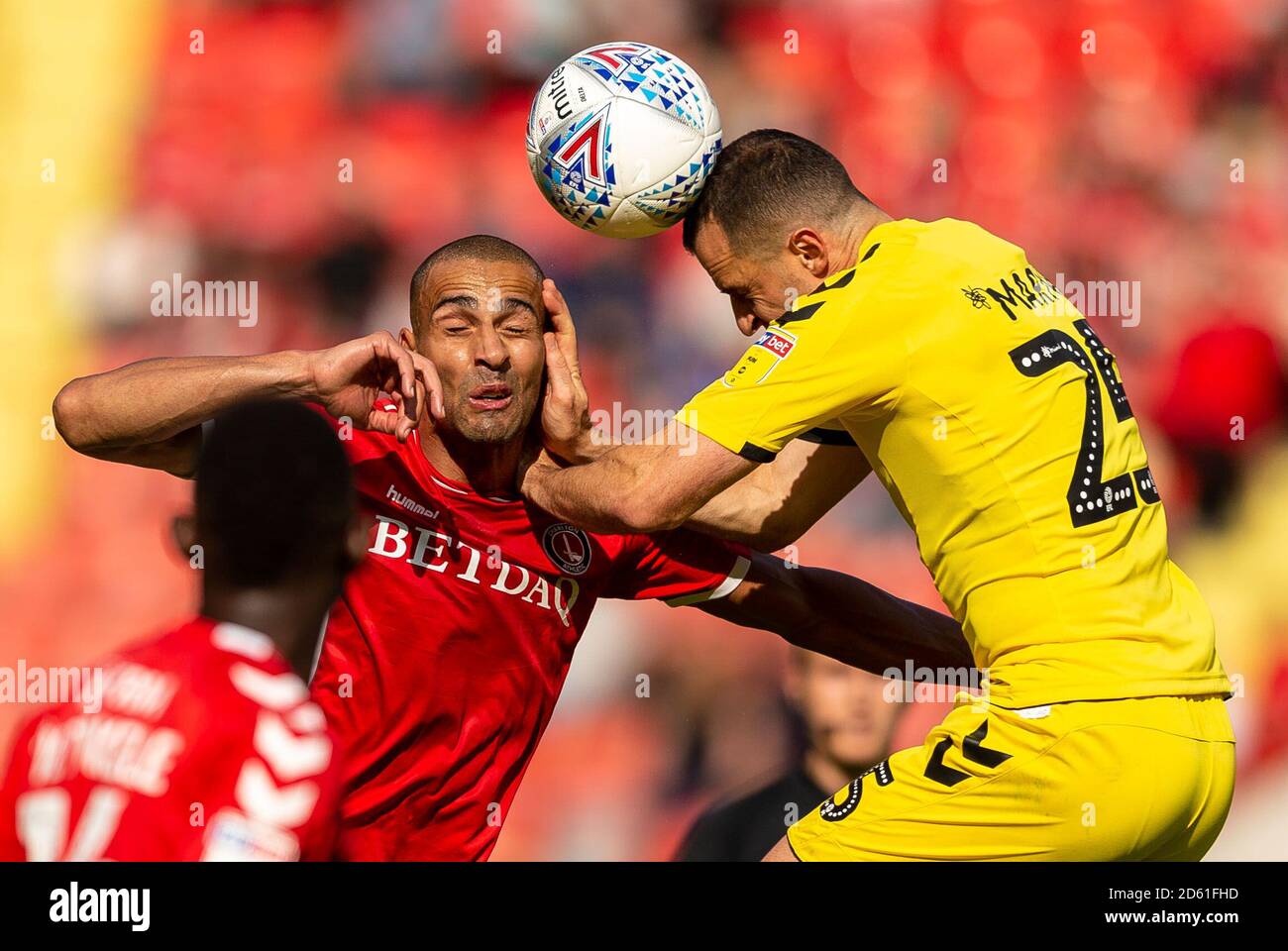 Darren Pratley di Charlton Athletic e Dean Marney di Fleetwood Town Foto Stock