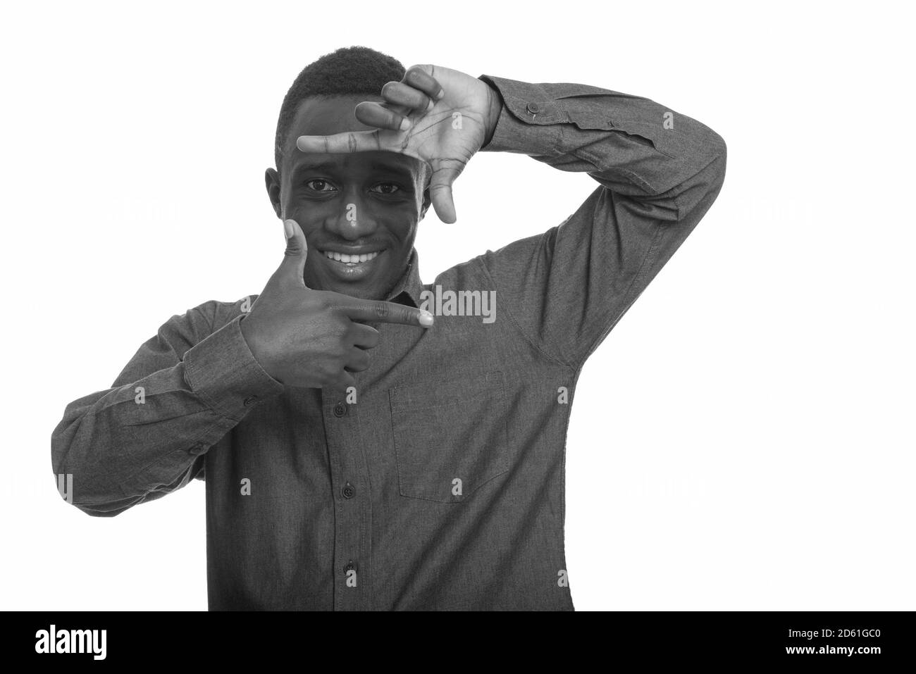 I giovani africani felice uomo sorridente e messa a fuoco con le dita Foto Stock