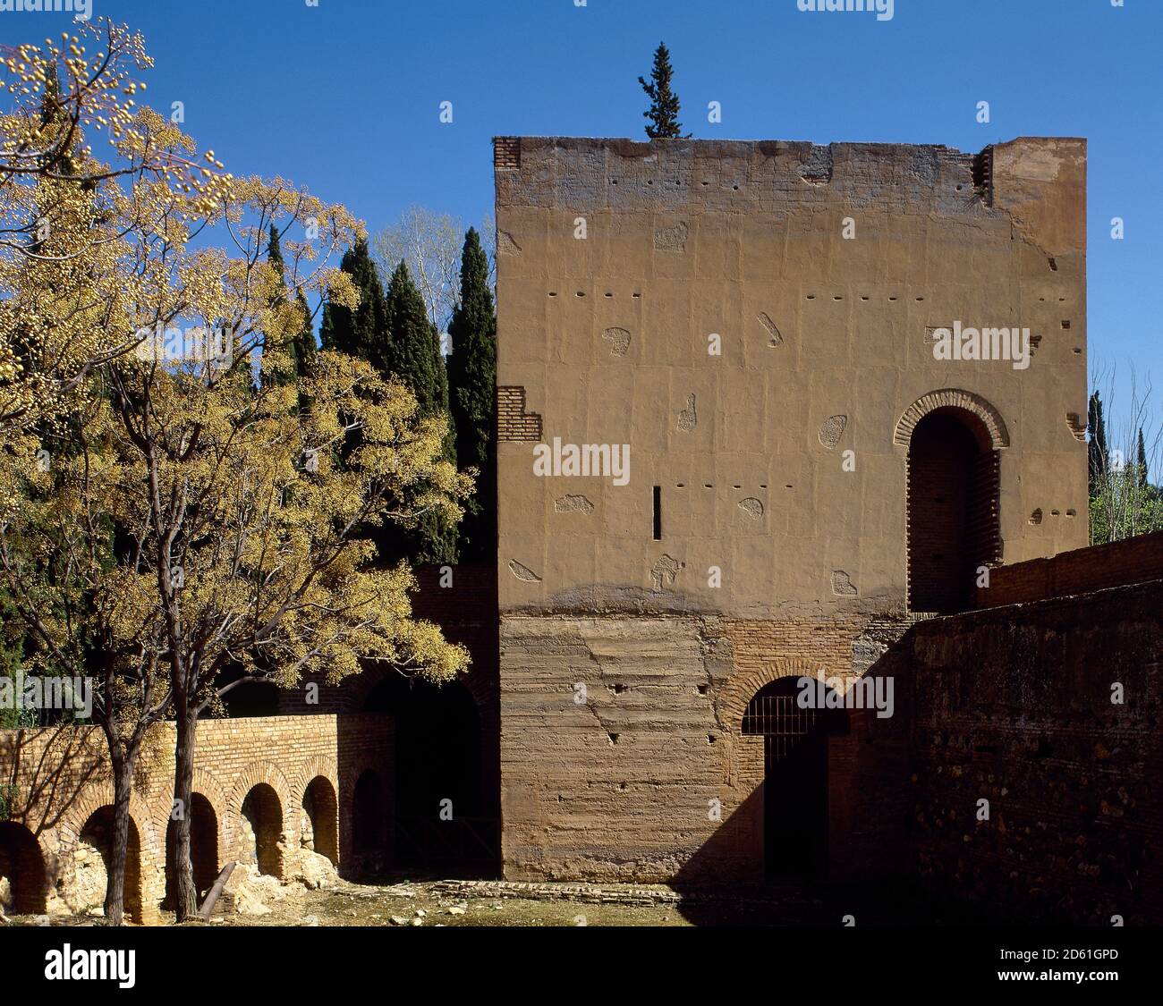 Spagna, Andalusia, Granada. L'Alhambra. Torre dell'acqua (Torre del Agua). Torre a tre piani, situata accanto all'acquedotto che porta l'acqua dal Generalife all'Alhambra. Foto Stock
