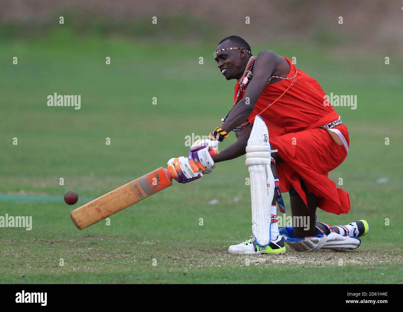 La squadra di cricket di Maasai Warriors gioca contro Cavaliers & Carrington Cricket Club durante il loro tour nel Regno Unito per sensibilizzare la popolazione sulla disuguaglianza di genere, la fine della campagna sulle MGF, la criminalità legata all'odio, la schiavitù moderna, la conservazione e la promozione della loro cultura e del loro paese, il Kenya Foto Stock