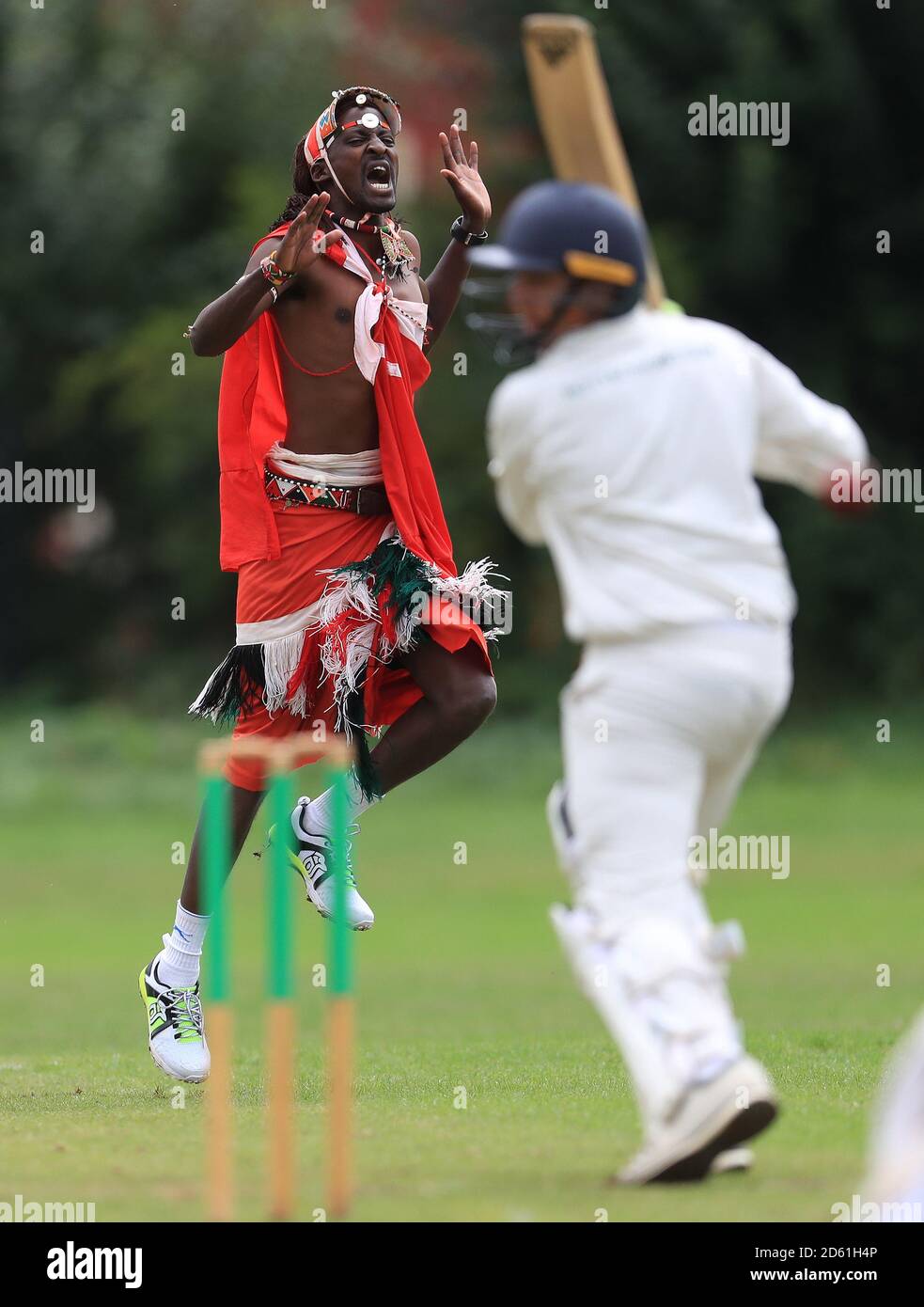 La squadra di cricket di Maasai Warriors gioca contro Cavaliers & Carrington Cricket Club durante il loro tour nel Regno Unito per sensibilizzare la popolazione sulla disuguaglianza di genere, la fine della campagna sulle MGF, la criminalità legata all'odio, la schiavitù moderna, la conservazione e la promozione della loro cultura e del loro paese, il Kenya Foto Stock