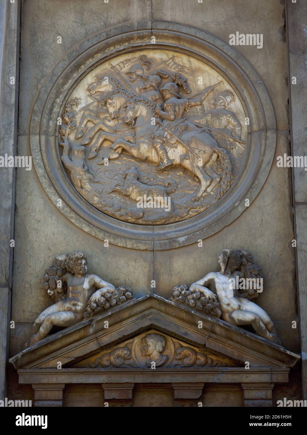 Spagna, Andalusia, Granada. Palazzo Carlo V. La sua costruzione fu ordinata dall'imperatore Carlo V per la necessità di un luogo che soddisfacesse tutte le comodità del tempo per l'imperatore e la sua famiglia. L'architetto Pedro Machuca (circa 1490-1550) iniziò i lavori nel 1527. Juan de Herrera disegnò la copertura principale su questa facciata (lato occidentale), modificando il piano di Machuca. Particolare di uno dei medaglioni, raffigurante una carica di cavalleria, scolpita da Antonio de Leval (1558-1561). Foto Stock