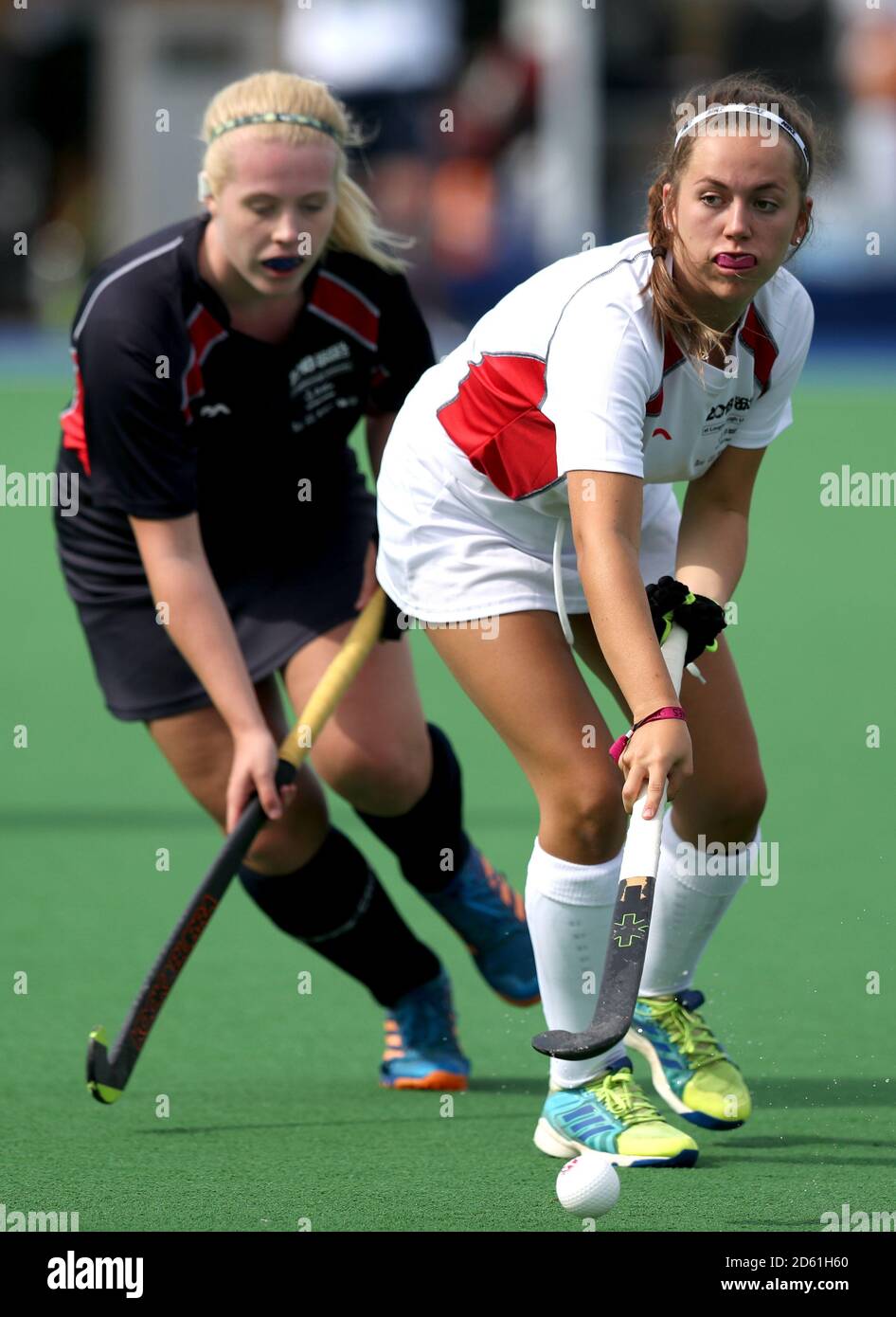 Inghilterra White's Isabel Weir e Inghilterra Blue's Rianne Martin combattono per la palla in Hockey durante i Giochi scolastici 2018 tenuti alla Loughborough University. Foto Stock