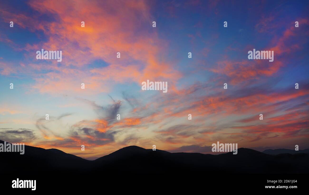 Un cielo colorato pochi minuti prima dell'alba Foto Stock