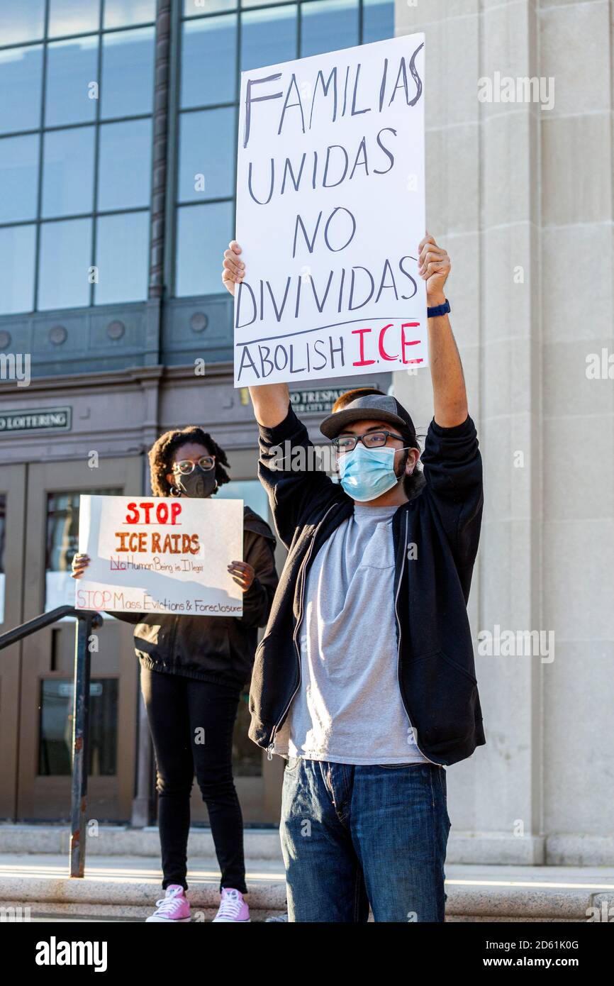 8 ottobre 2020. Lynn, ma. Un gruppo di membri della comunità ha marciato attraverso Lynn chiedendo il passaggio del Housing Stability Act per fermare l'evictio di massa Foto Stock