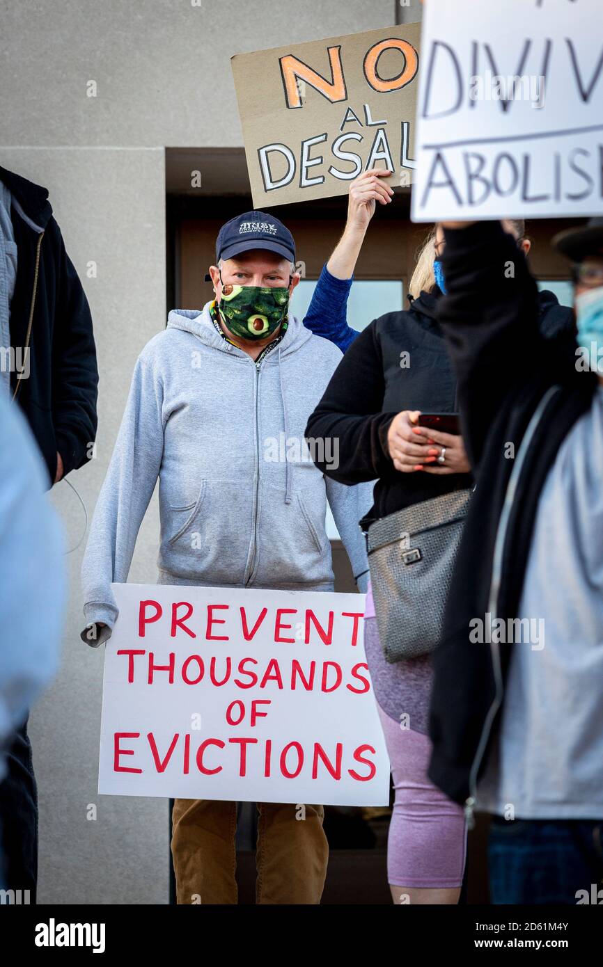 8 ottobre 2020. Lynn, ma. Un gruppo di membri della comunità ha marciato attraverso Lynn chiedendo il passaggio del Housing Stability Act per fermare l'evictio di massa Foto Stock