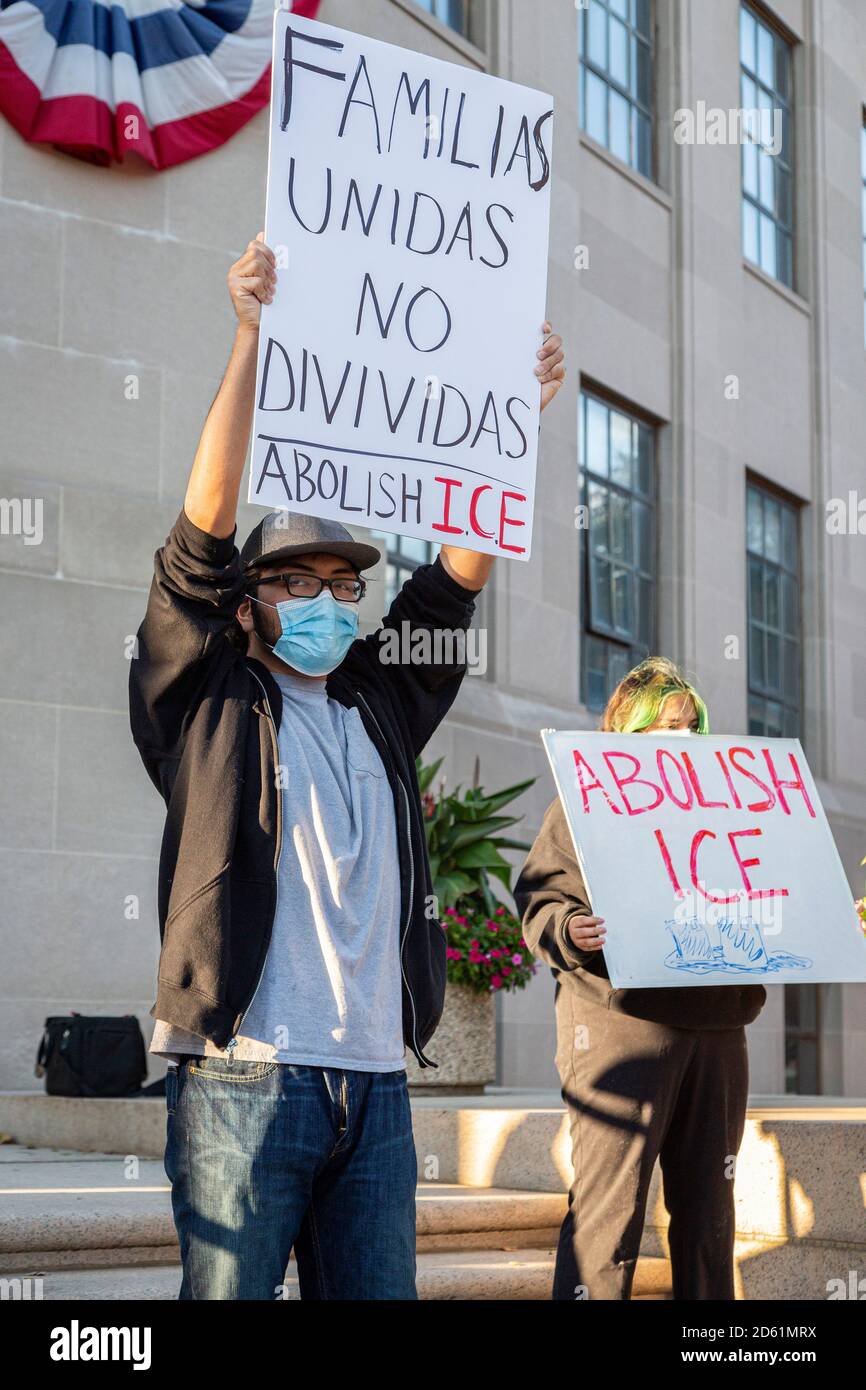 8 ottobre 2020. Lynn, ma. Un gruppo di membri della comunità ha marciato attraverso Lynn chiedendo il passaggio del Housing Stability Act per fermare l'evictio di massa Foto Stock