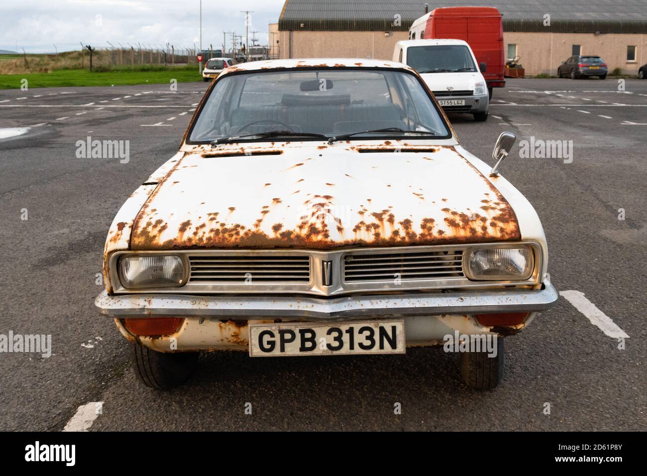 Vecchia macchina arrugginita - Vauxhall Viva Foto Stock