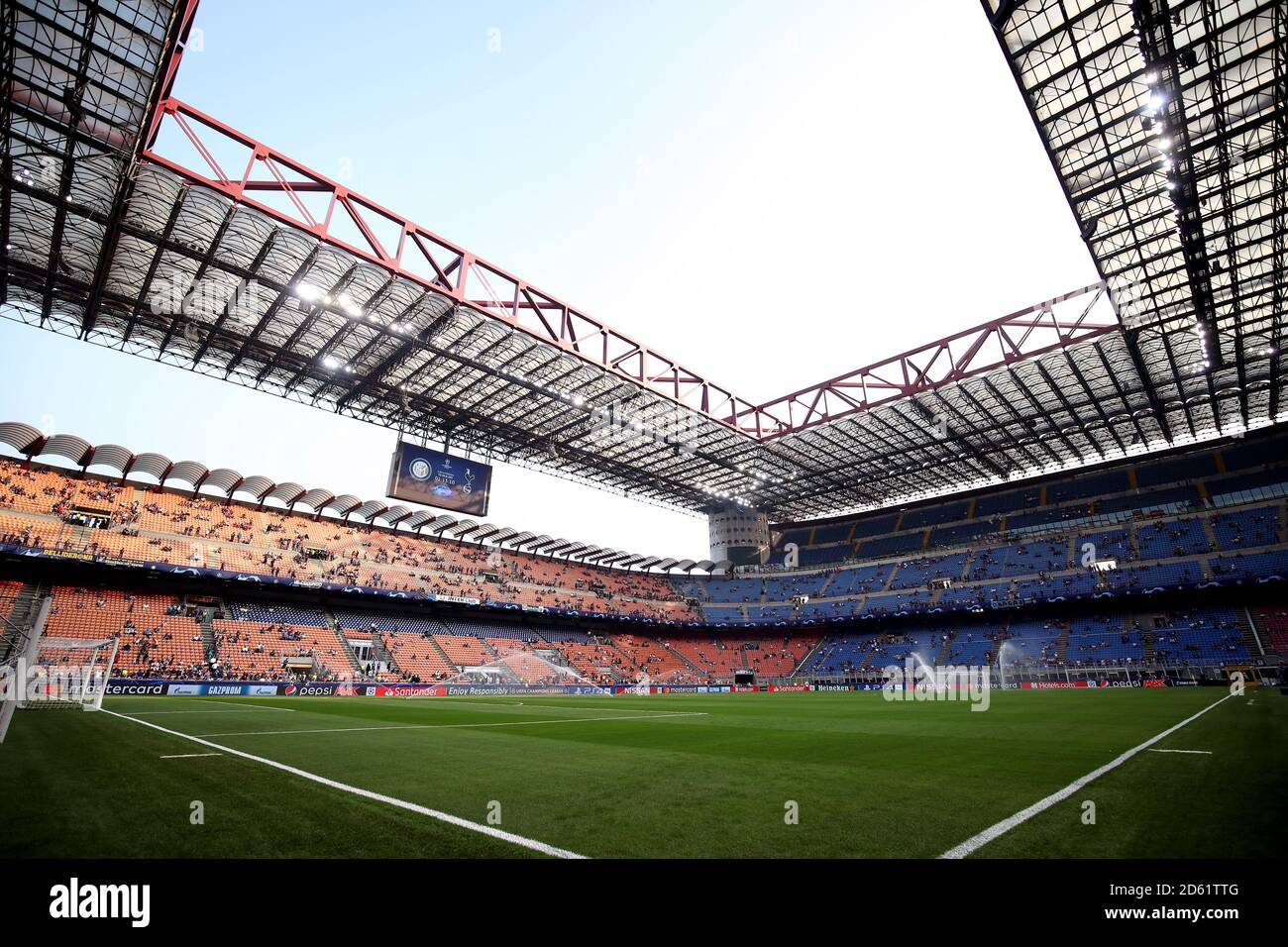 Vista generale del San Siro prima della partita Tra Inter Milano e Tottenham  Hotspur Foto stock - Alamy