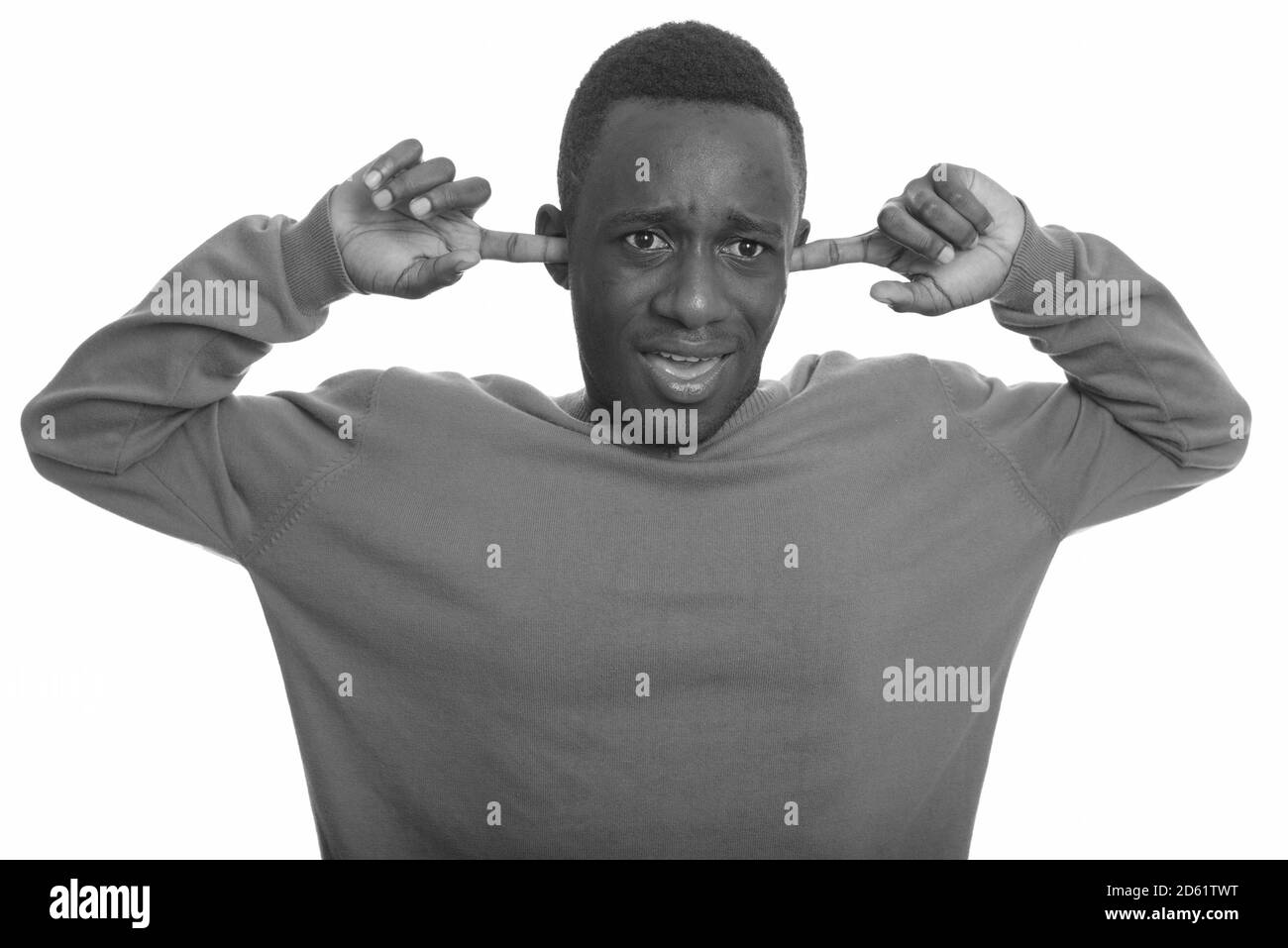 Giovane africano che copre le orecchie con le dita Foto Stock