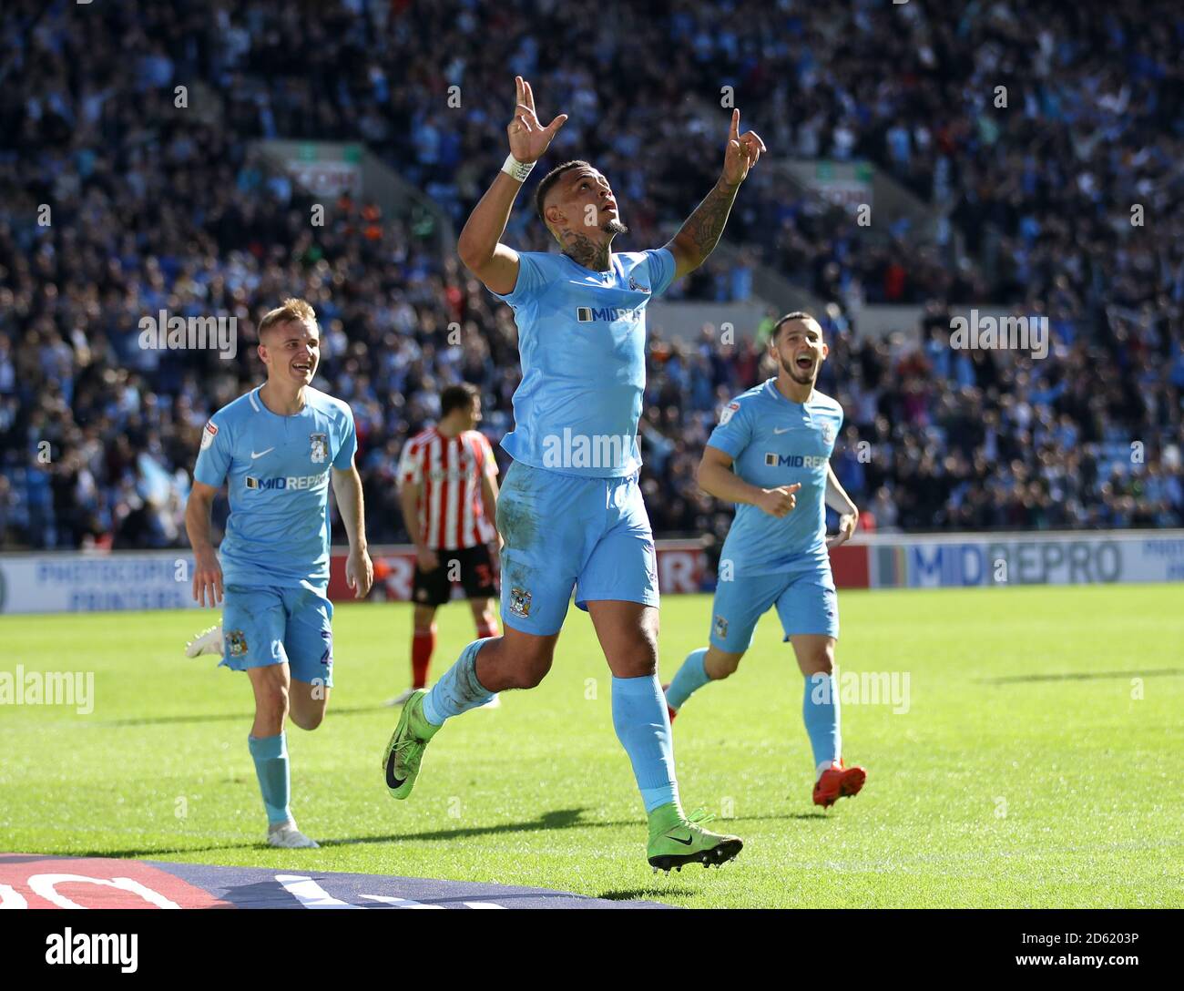 Jonson Clarke-Harris di Coventry City celebra il primo gol del suo fianco del gioco Foto Stock