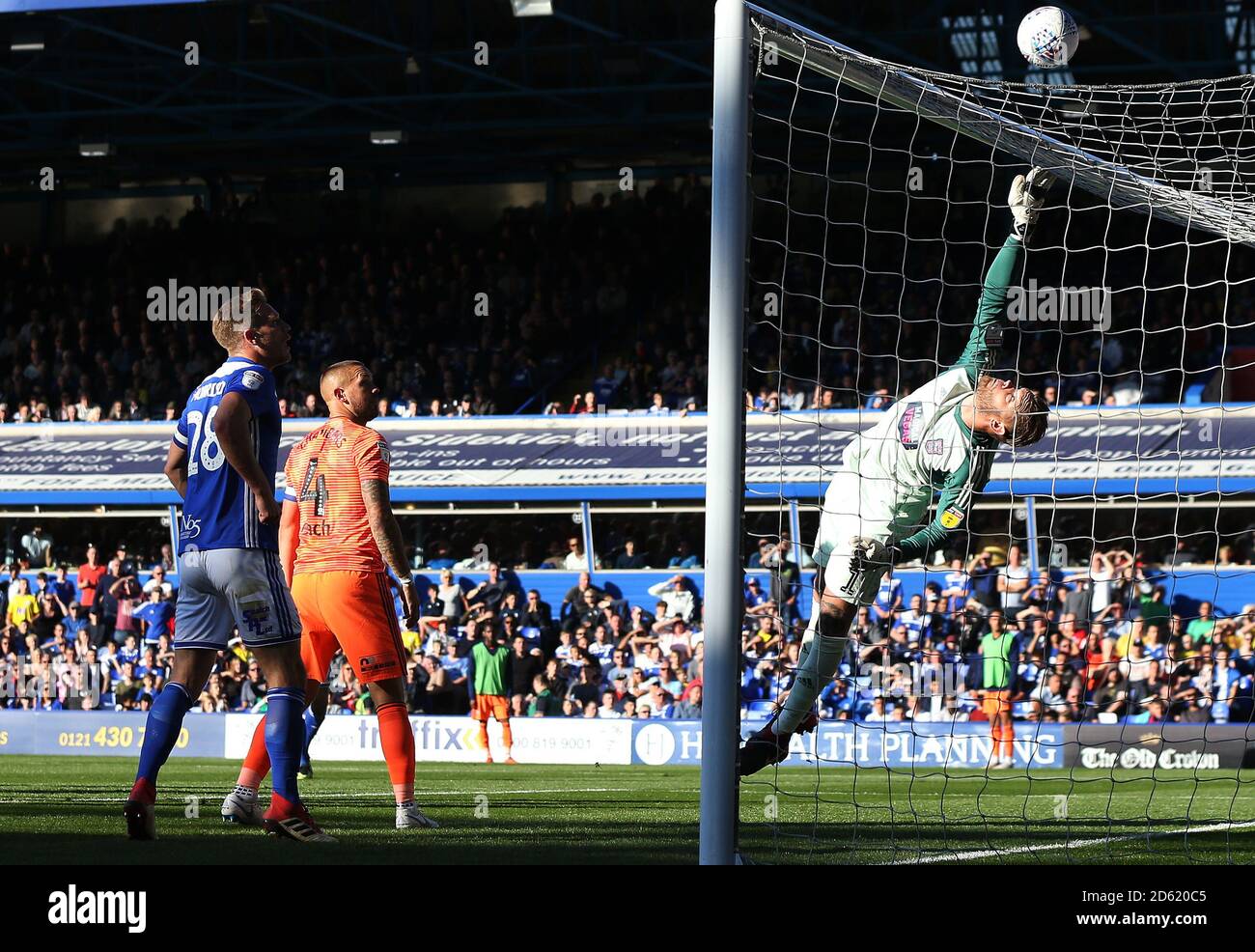Dean Gerken, il custode della città di Ipswich, salva la punta delle dita Durante la partita al Trillion Trophy Stadium di St Andrew Foto Stock