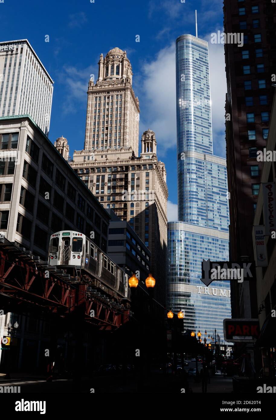 Un treno CTA passa attraverso il Downtown Loop come L'hotel internazionale Trump e l'edificio della torre sono visibili dietro Foto Stock