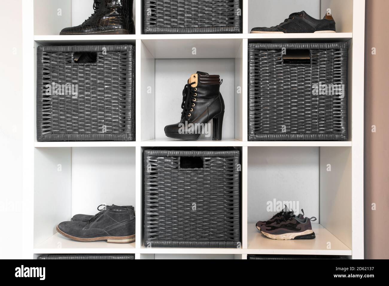 Scaffale organizzato in interni moderni, varie calzature su scaffale in  legno, ripostiglio per scarpe in una casa moderna Foto stock - Alamy