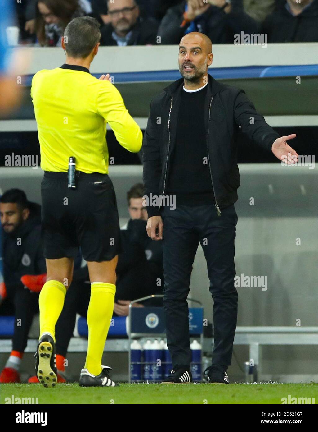 Il responsabile della città di Manchester Pep Guardiola parla con l'arbitro Damir Skomina Foto Stock