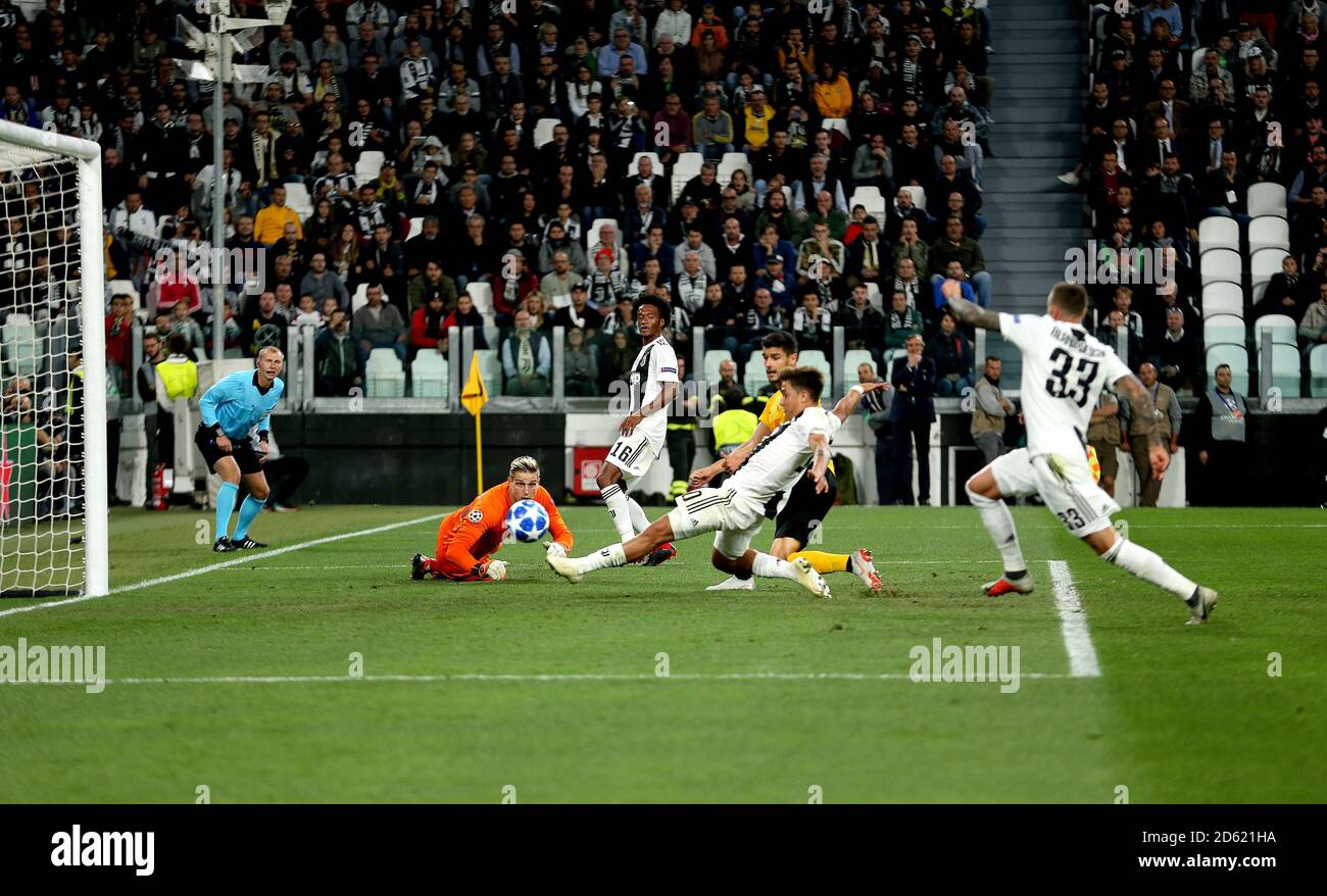 David von Ballmoos, portiere dei giovani ragazzi, guarda come Juventus'  Paulo Dybala segna il terzo gol del suo fianco del gioco e il suo cappello-trick  Foto stock - Alamy
