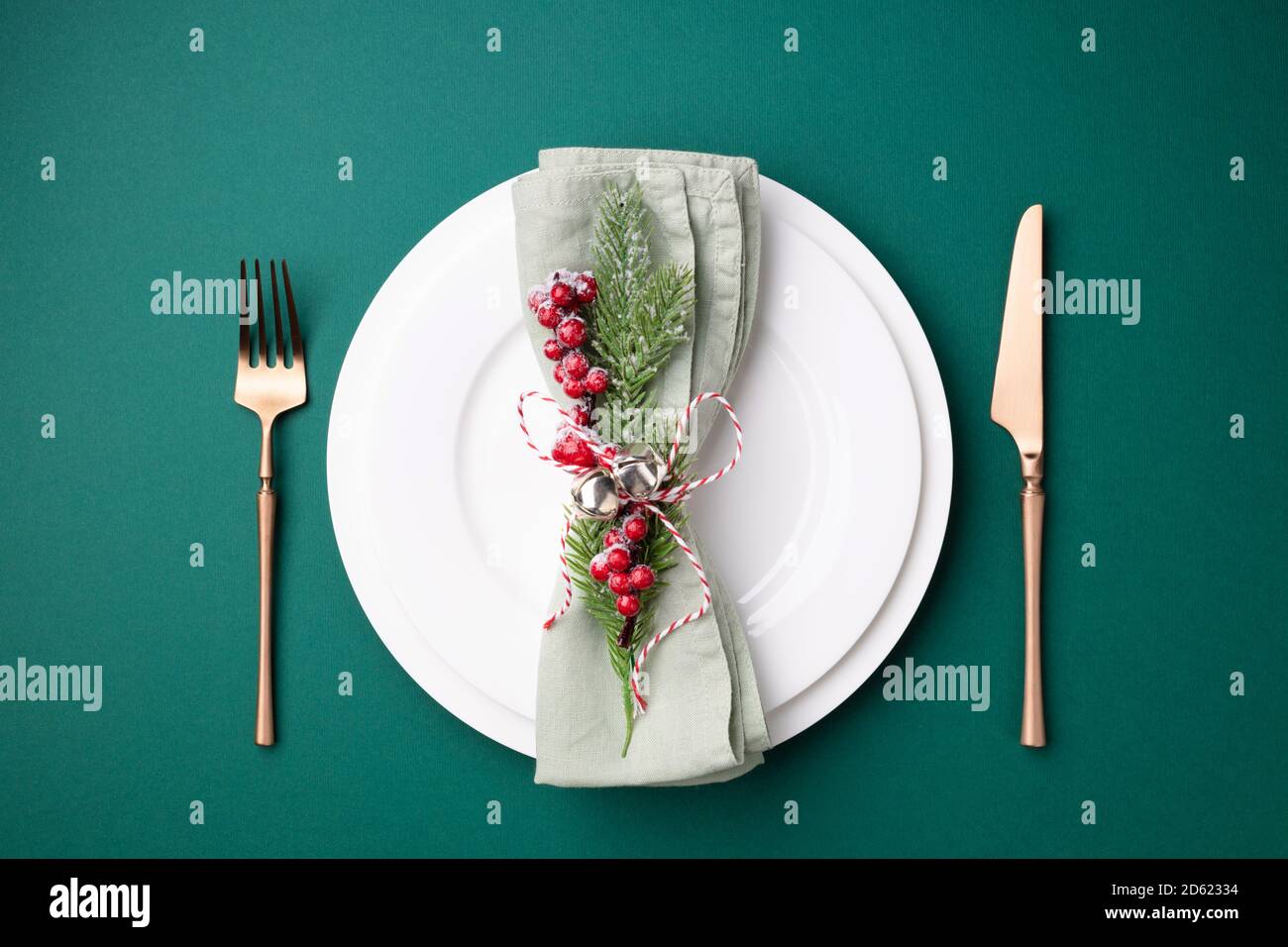 Tavolo di Natale su sfondo verde. Vista dall'alto. Foto Stock