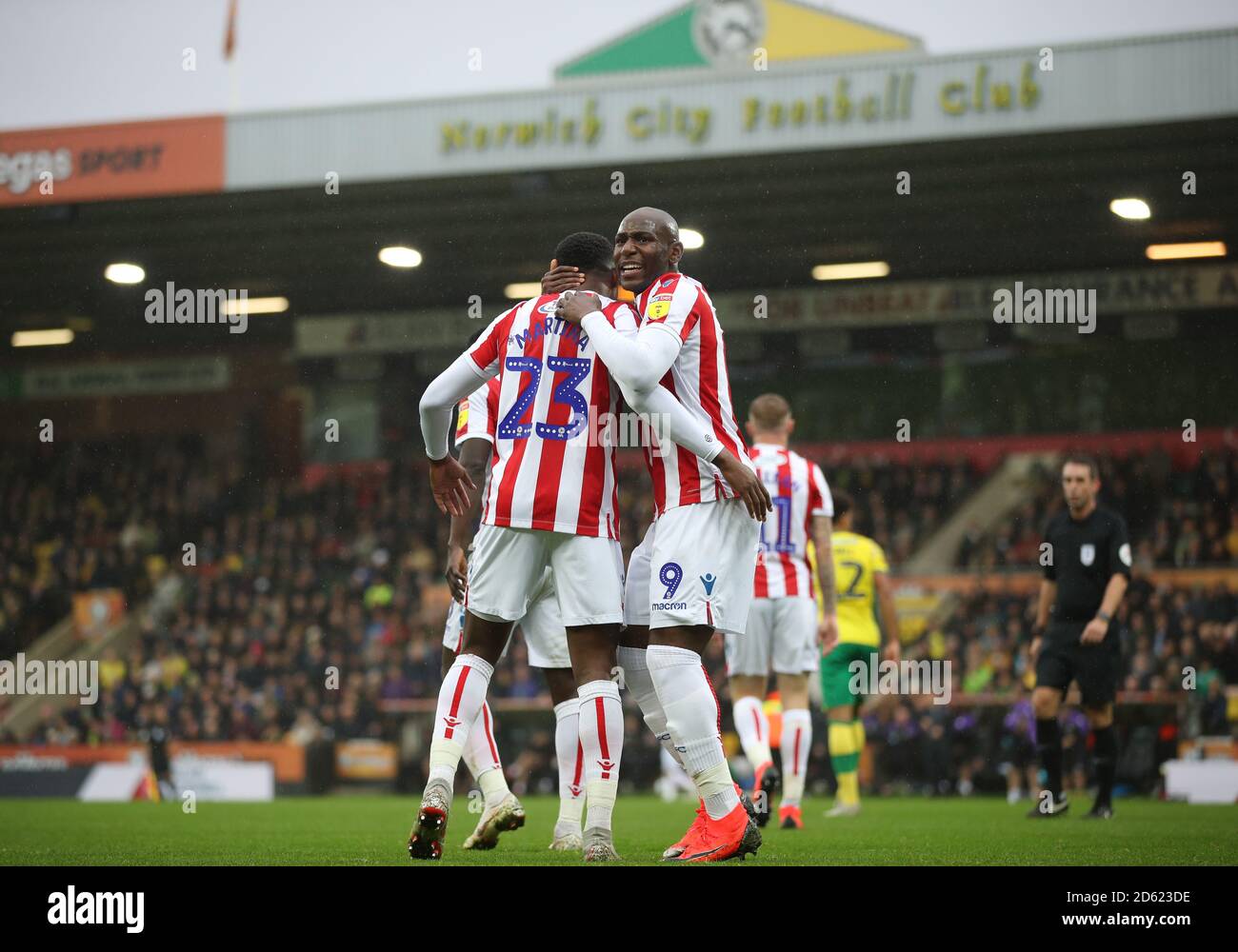 Benik Afobe e Cuco Martina di Stoke City festeggiano dopo Norwich La città di Timm Klose (non raffigurata) segna un proprio obiettivo Foto Stock