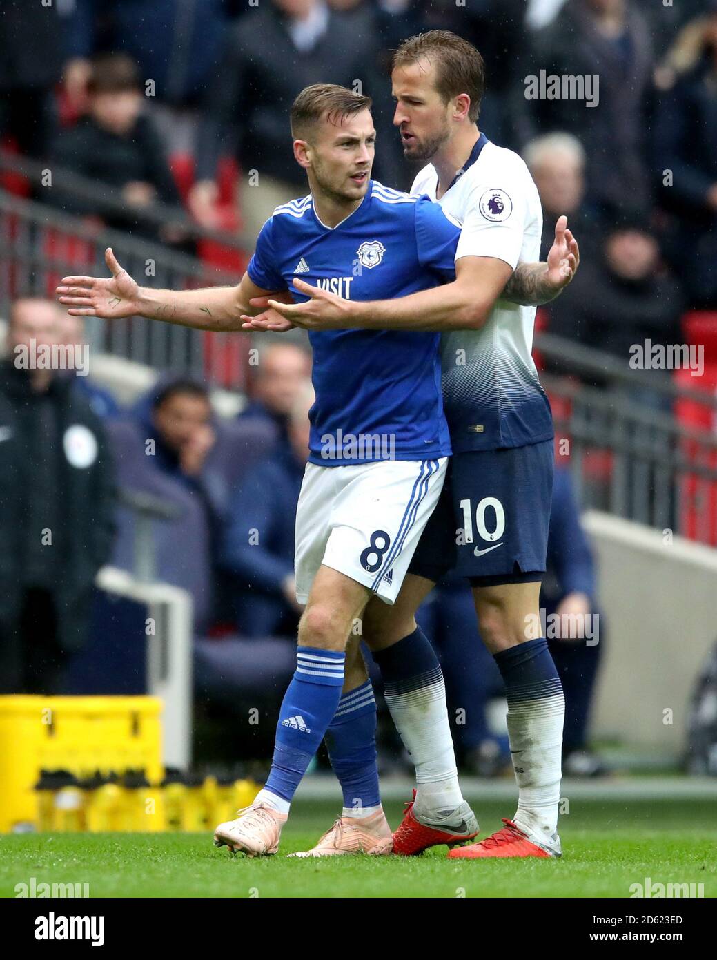 Harry Kane di Tottenham Hotspur sembra spingersi contro Cardiff Joe Ralls della città mentre le tensioni aumentano durante la partita Foto Stock