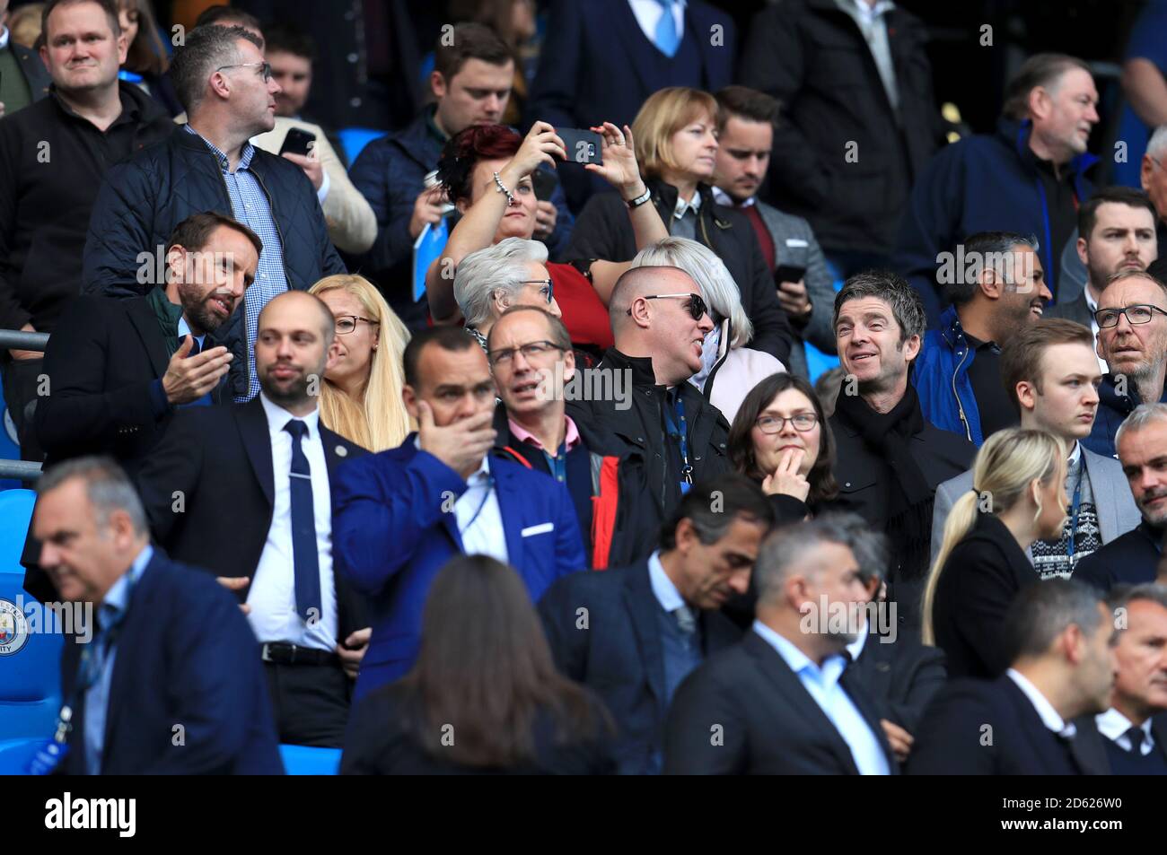 Il direttore dell'Inghilterra Gareth Southgate (a sinistra) e Noel Gallagher sono avvistati nelle bancarelle prima dell'inizio della partita Foto Stock