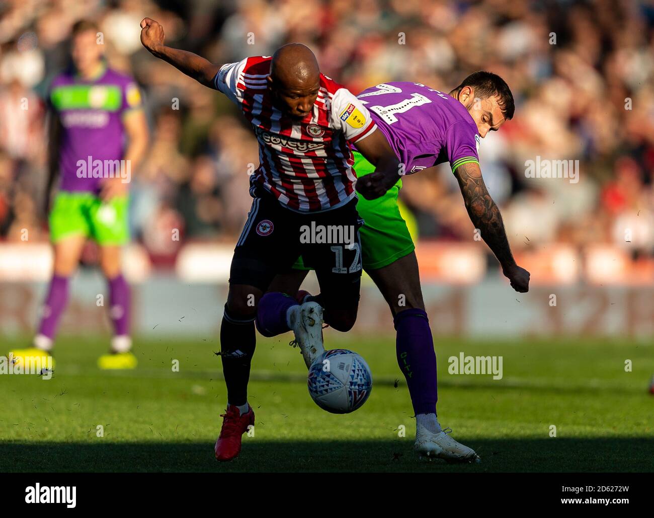 Kamohelo Mokotjo di Brentford (a sinistra) e il Marlon Pack di Bristol City Foto Stock