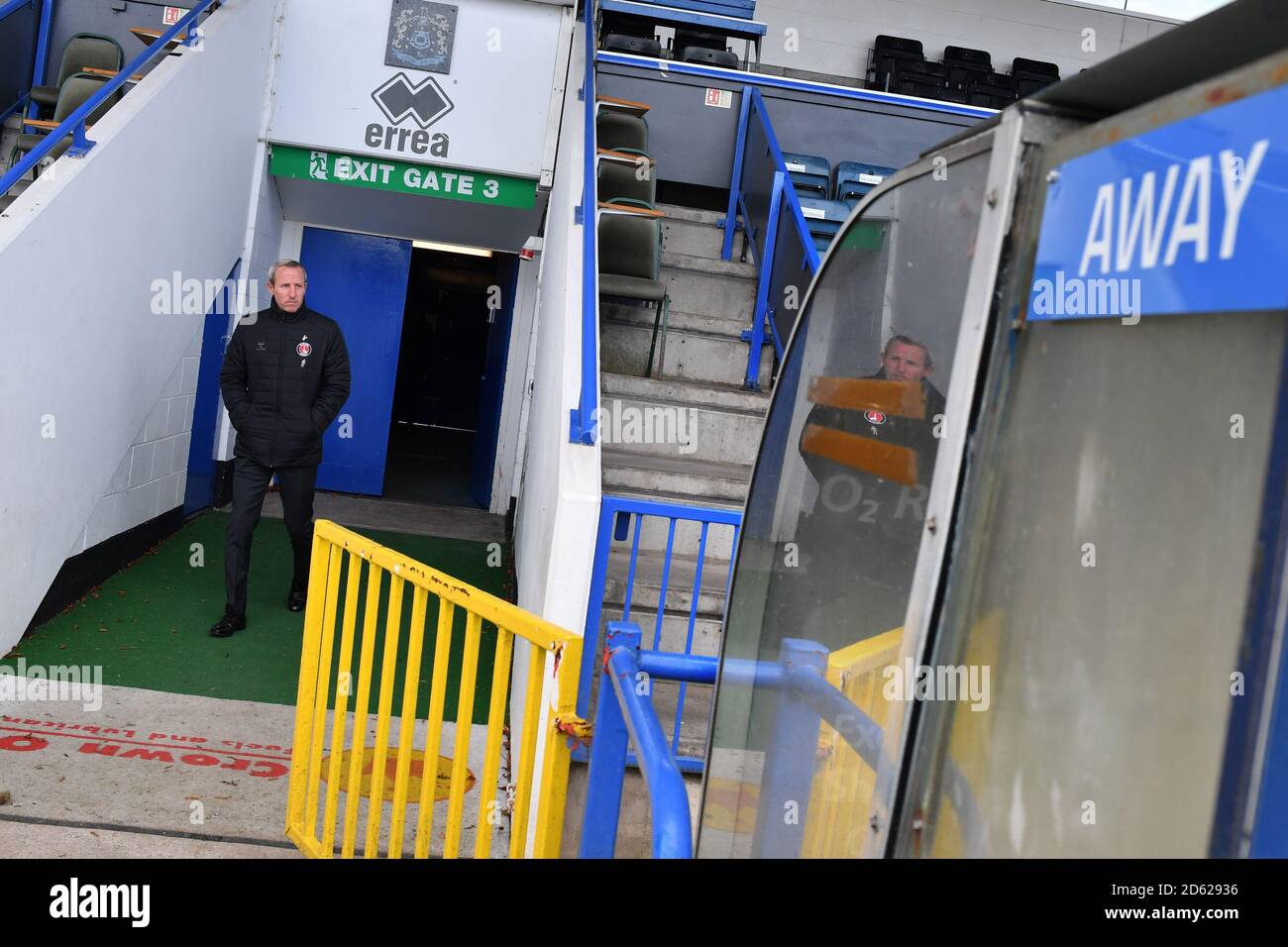 Il manager atletico di Charlton Lee Bowyer prende un'occhiata intorno al massa Foto Stock