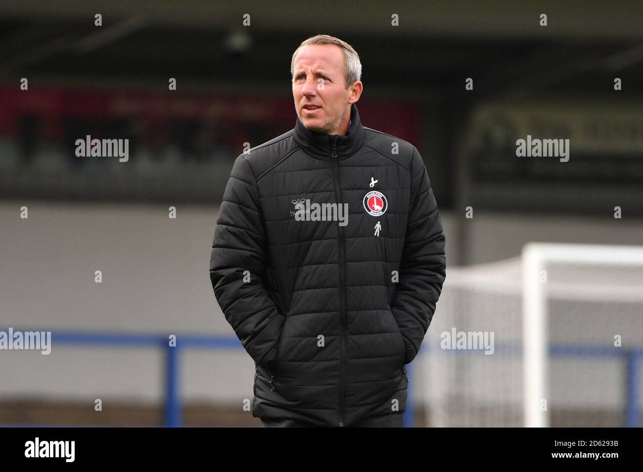 Il manager atletico di Charlton Lee Bowyer prende un'occhiata intorno al massa Foto Stock