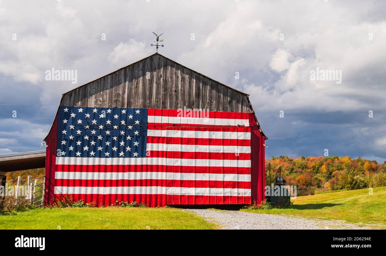 Bandiera americana dipinta su un fienile fattoria durante il fogliame caduta Stagione in New England Foto Stock
