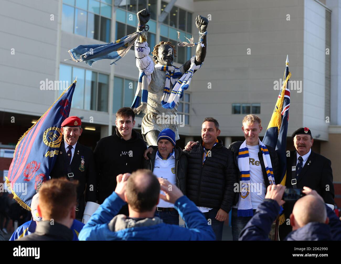 I sostenitori posano per una foto con ex uomini di servizio prossimo Alla statua di Billy Bremner prima del gioco tra Leeds United e Nottingham Forest Foto Stock