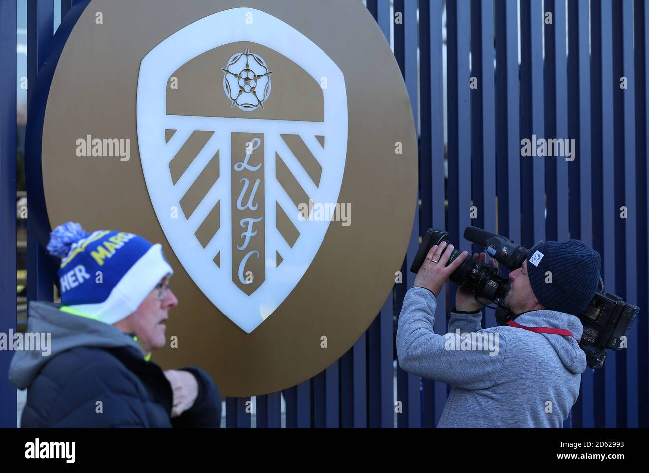 Un cameraman TV scatta una foto pre-partita di Badge Leeds United club prima della partita contro Nottingham Forest Foto Stock