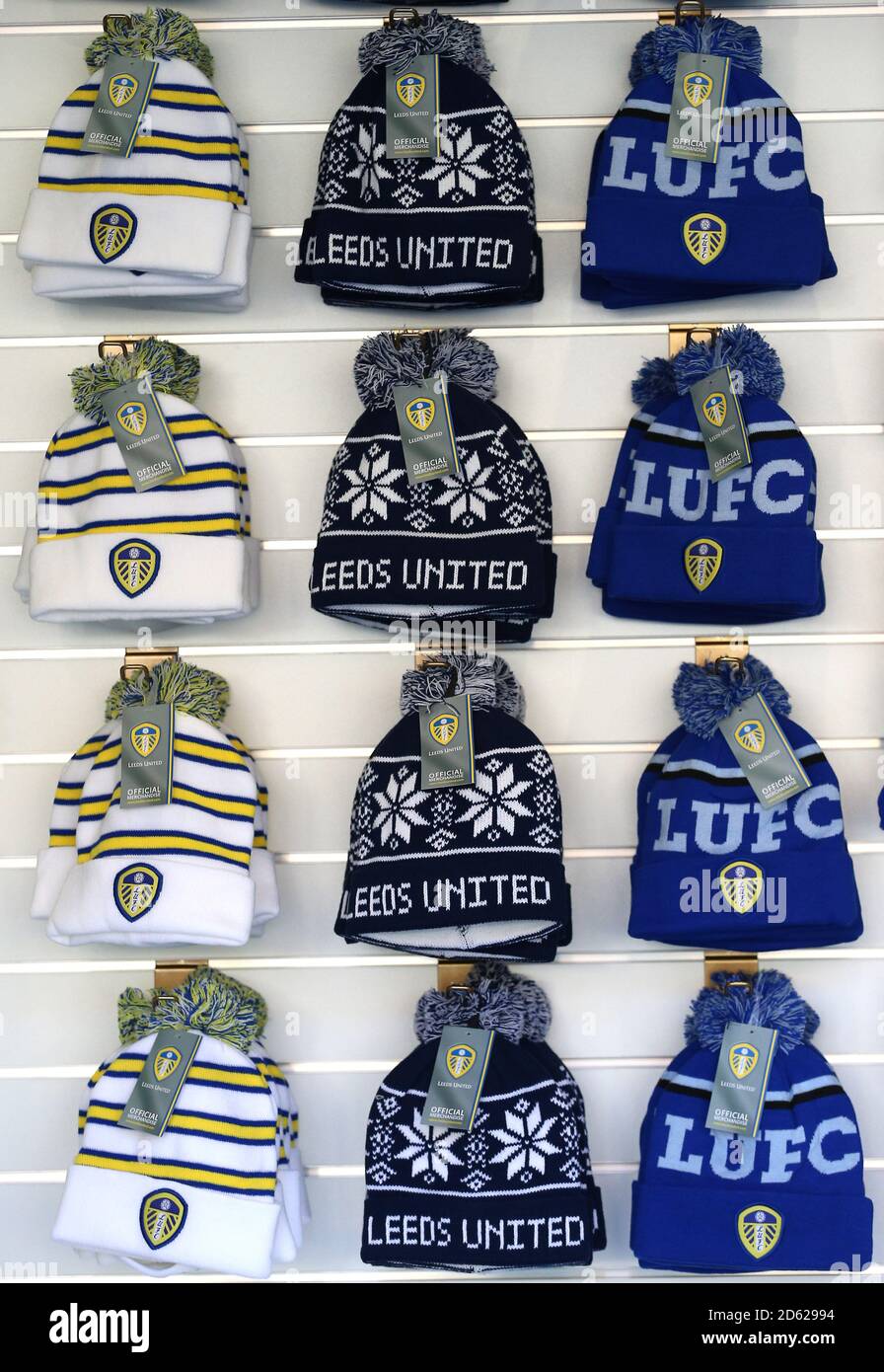 Cappelli in vendita prima del gioco tra Leeds United e. Foresta di Nottingham Foto Stock