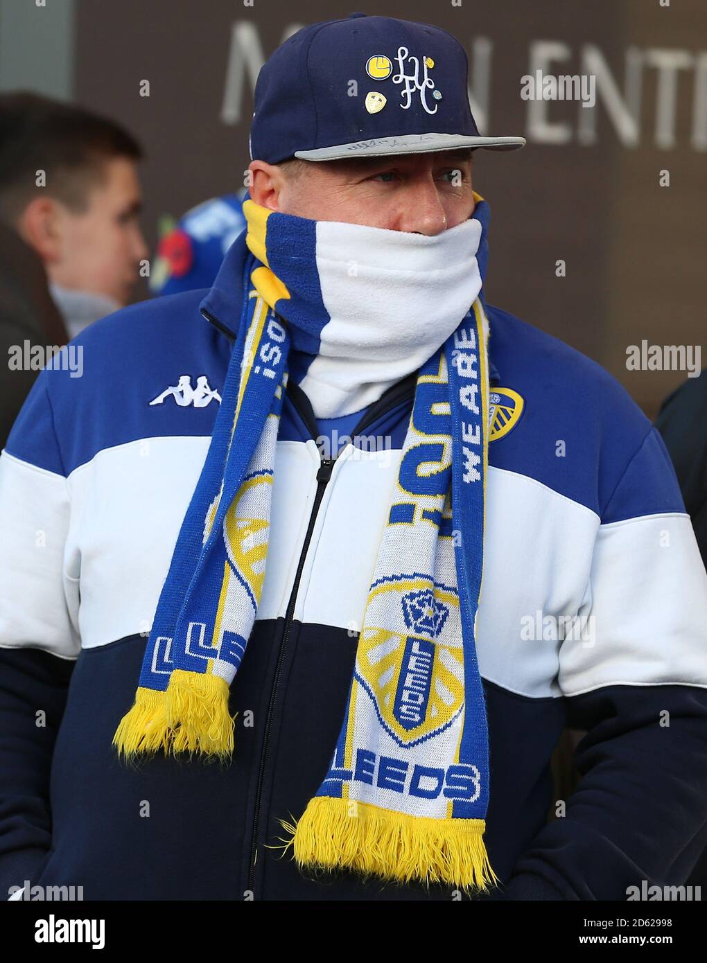 Un sostenitore di Leeds United si è avvolto contro il freddo prima Il gioco contro Nottingham Forest Foto Stock
