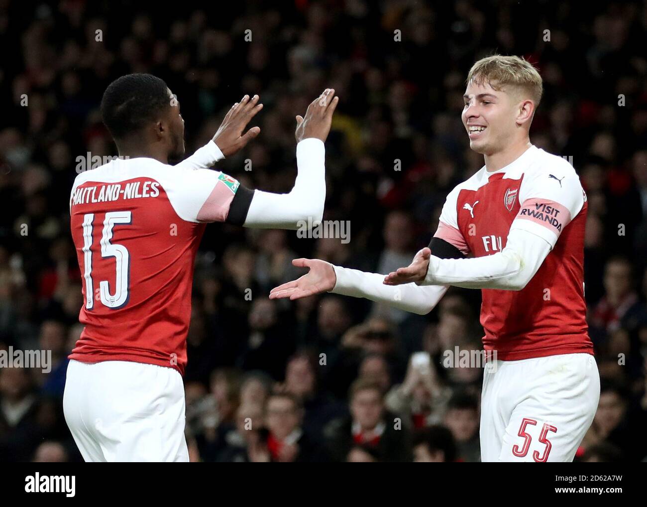 Emile Smith Rowe (a destra) di Arsenal celebra il secondo posto della sua parte Obiettivo del gioco con il compagno di squadra Arsenal's Ainsley Maitland-Niles Foto Stock