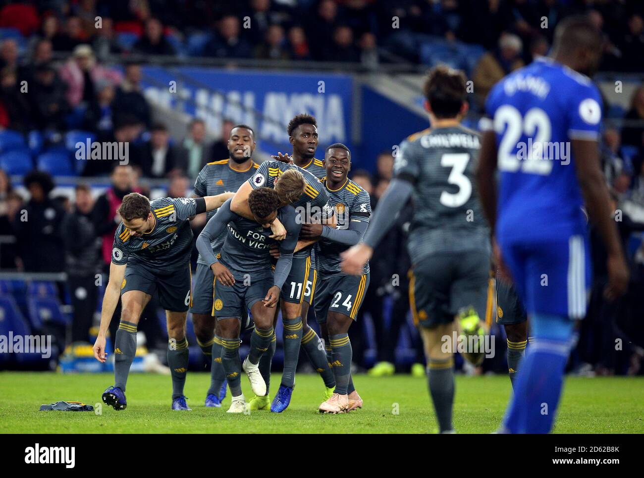 Il Demarai Grey di Leicester City festeggia il primo gol del suo fianco del gioco e rivela una top che legge per Khun Vichai Foto Stock