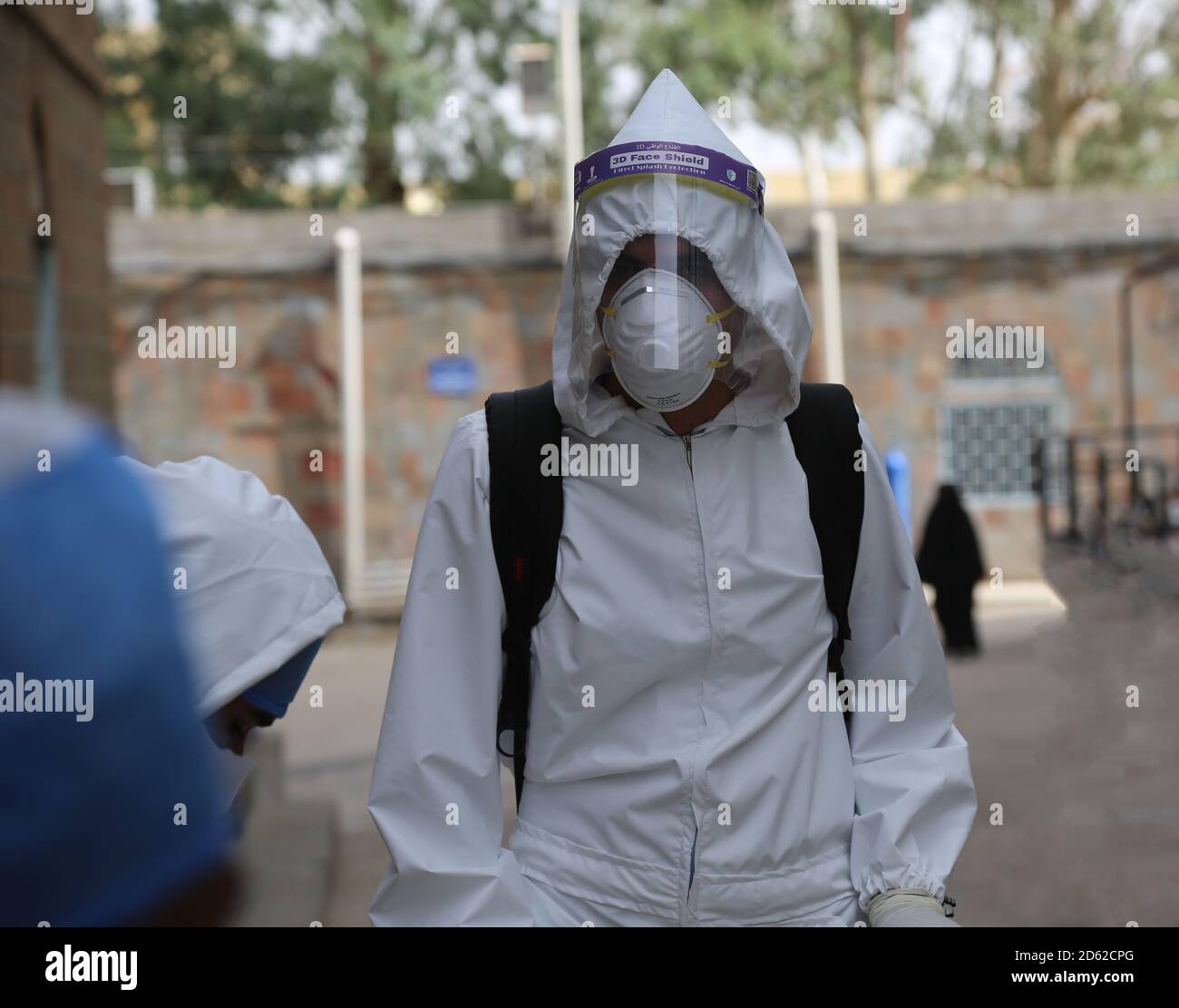 Taiz / Yemen - 25 giugno 2020 : UN uomo yemenita sparge e sterilizza strade ed edifici come misura preventiva per limitare la diffusione della corona (Covid Foto Stock