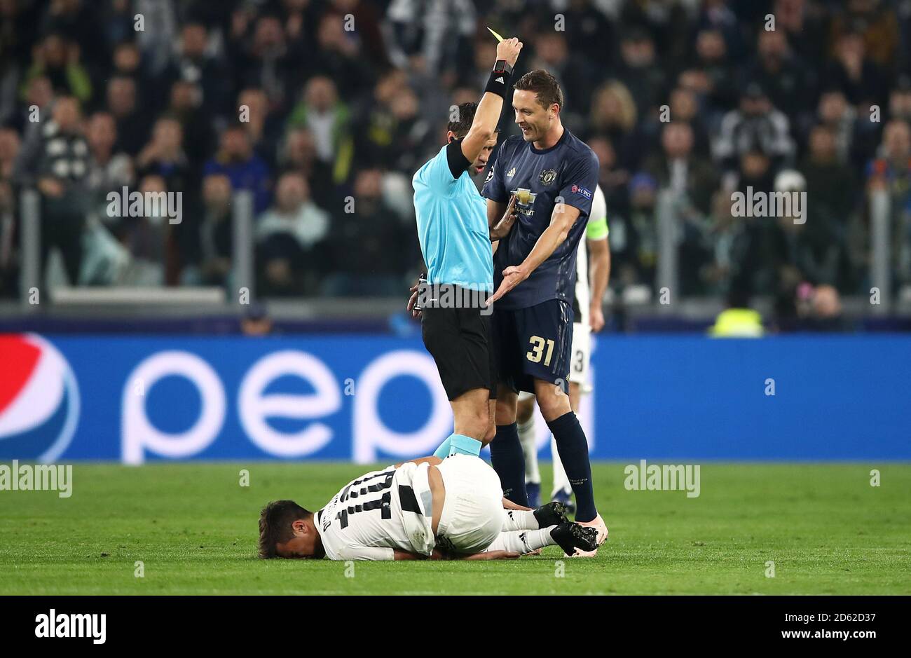 Immagini Stock - Pallone Da Calcio, Due Cartellini Di Penalità E Un Fischio  Per L'arbitro, Su Fondo Grigio. Image 102829614