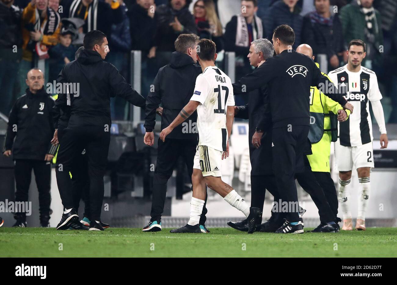 Manchester United manager Jose Mourinho (terza a destra) Parla con un funzionario dopo il fischio finale con Manchester Giocatori Uniti e Juventus in giro Foto Stock