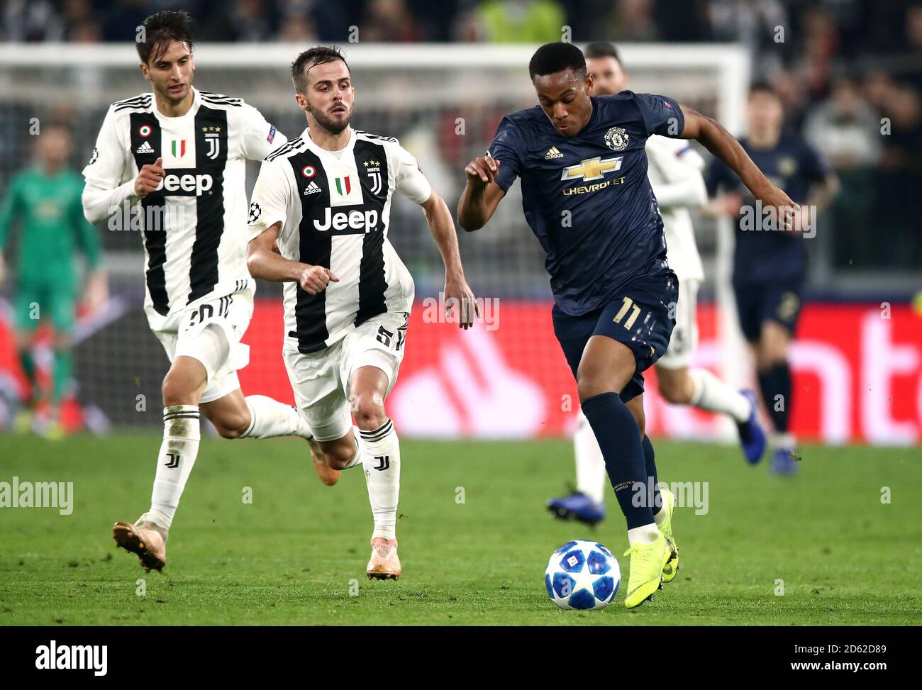 Anthony Martial (a destra) di Manchester United sotto la pressione dei giocatori di Juventus Foto Stock