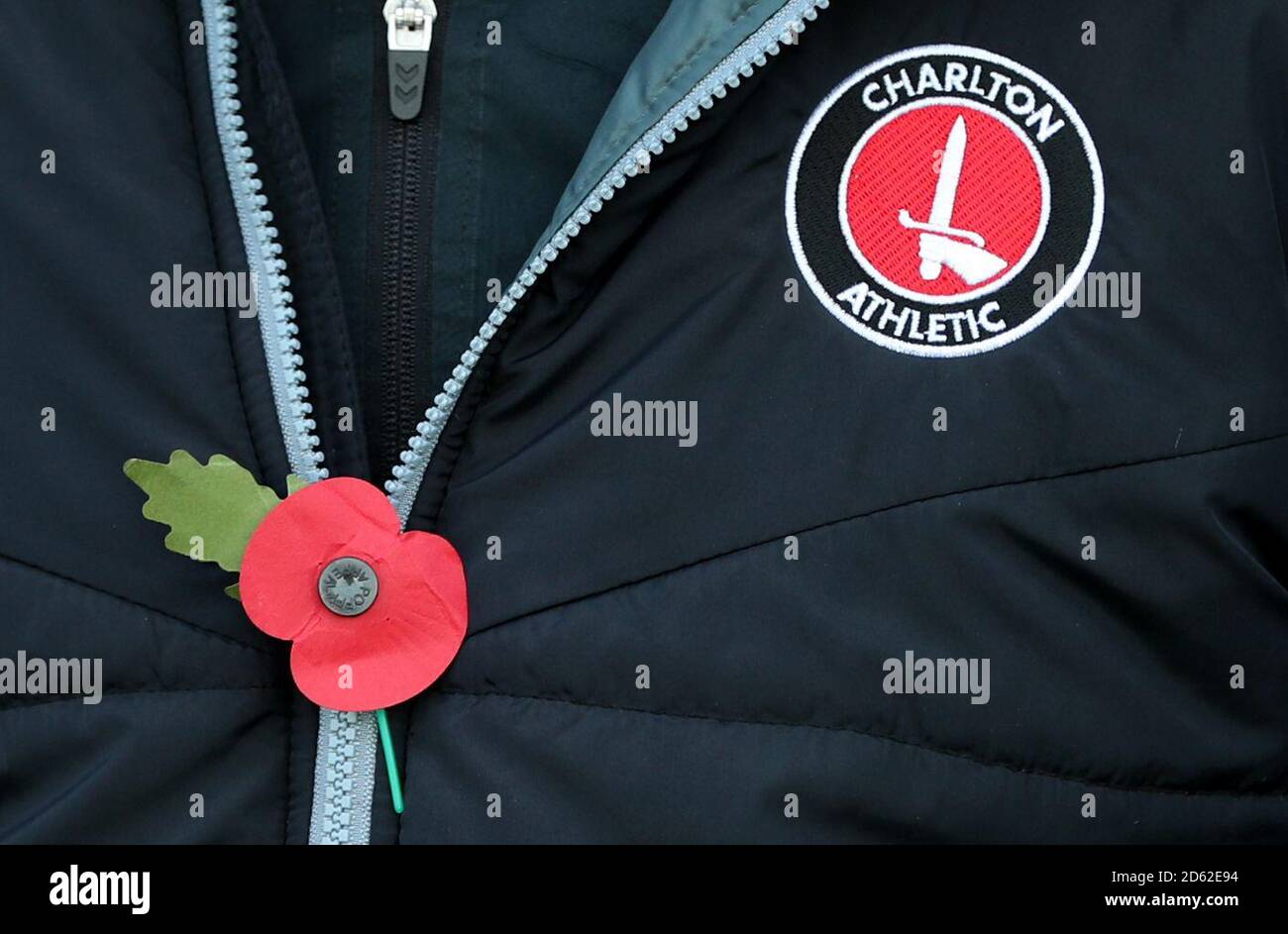 Un membro dello staff di Charlton Athletic indossa un papavero ricordo del giorno Foto Stock