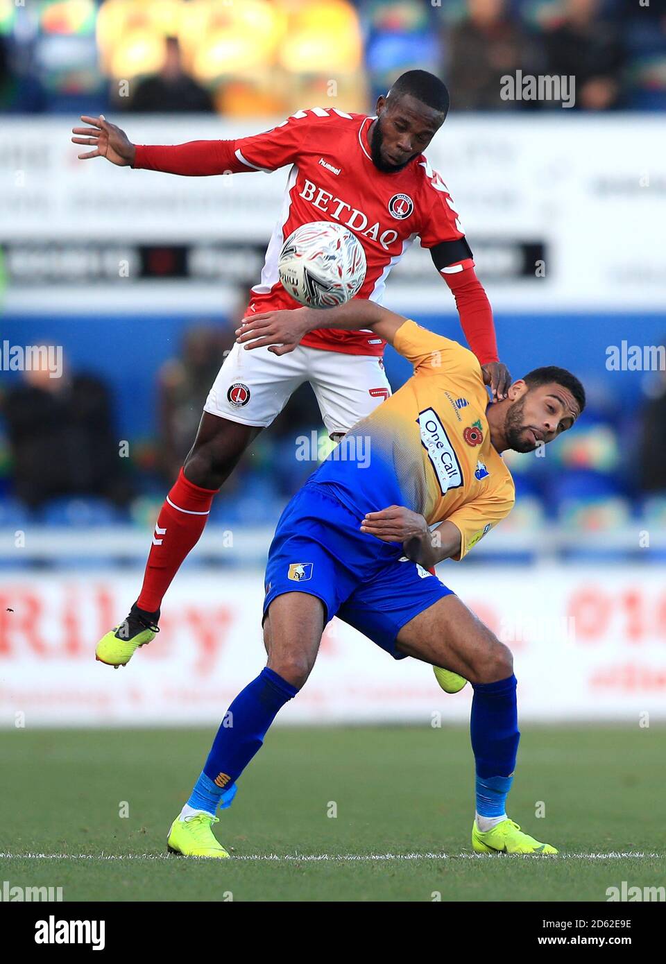 Mark Marshall di Charlton Athletic e la battaglia CJ Hamilton di Mansfield Town per la sfera Foto Stock