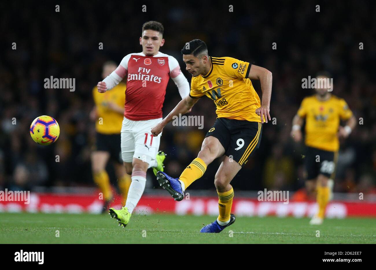 Il Raul Jimenez di Wolverhampton Wanderers prova un colpo sul gol Foto Stock