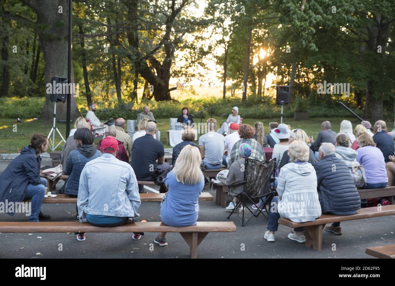 HAADEMEESTE, PARNU PAESE, ESTONIA - 17 luglio 2020: Persone che partecipano all'evento all'aperto per incontrare attori e guardare film storico parzialmente girato nel Foto Stock