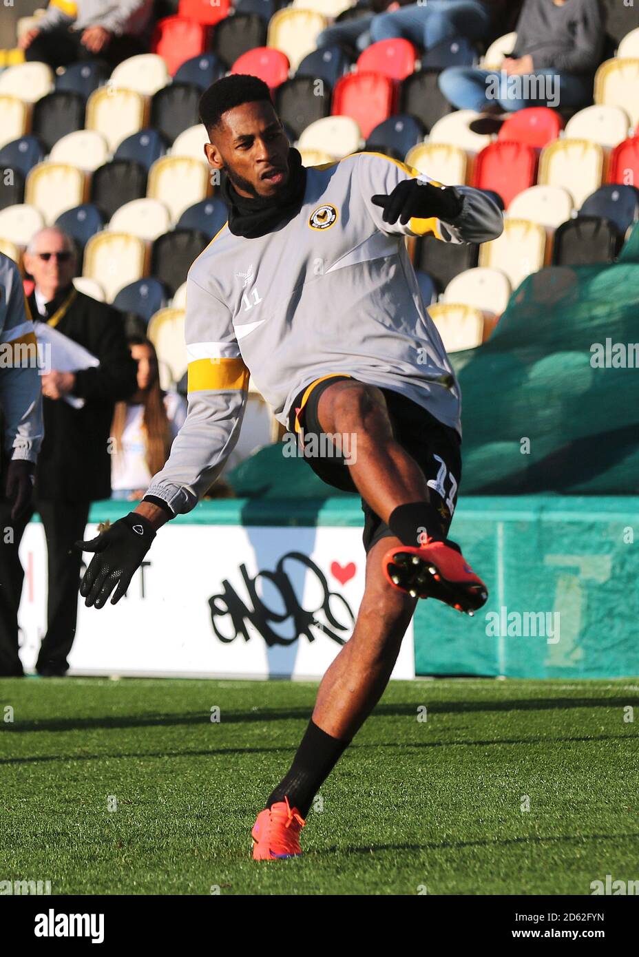 Jamille Matt della contea di Newport si riscalda prima del calcio d'inizio Foto Stock