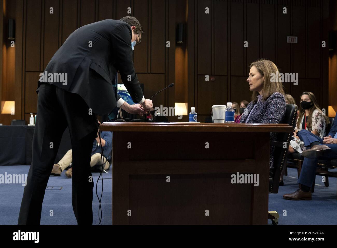 Washington, Stati Uniti. 14 ottobre 2020. Un membro dello staff tenta di fissare il microfono durante un'audizione di conferma del Comitato giudiziario del Senato sulla nomina di Amy Coney Barrett per la Giustizia associata della Corte Suprema, su Capitol Hill a Washington, DC mercoledì 14 ottobre 2020. Se confermato, Barrett sostituirà Justice Ruth Bader Ginsburg, morto il mese scorso. Foto in piscina di Stefani Reynolds/UPI Credit: UPI/Alamy Live News Foto Stock