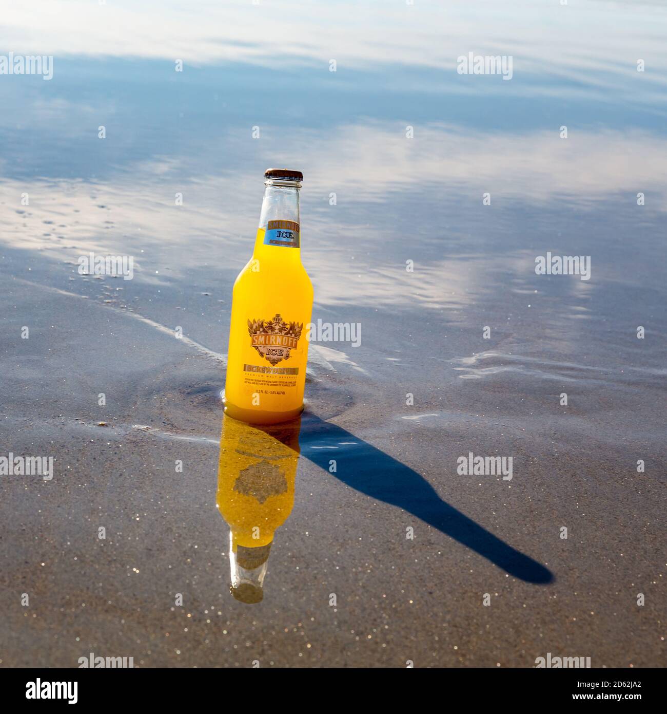 Old Orchard Beach, USA - 3 settembre 2014: Bottiglia di vetro di Smirnoff Ice Screwdriver, tenuto freddo in mare a Old Orchard Beach, USA. Foto Stock