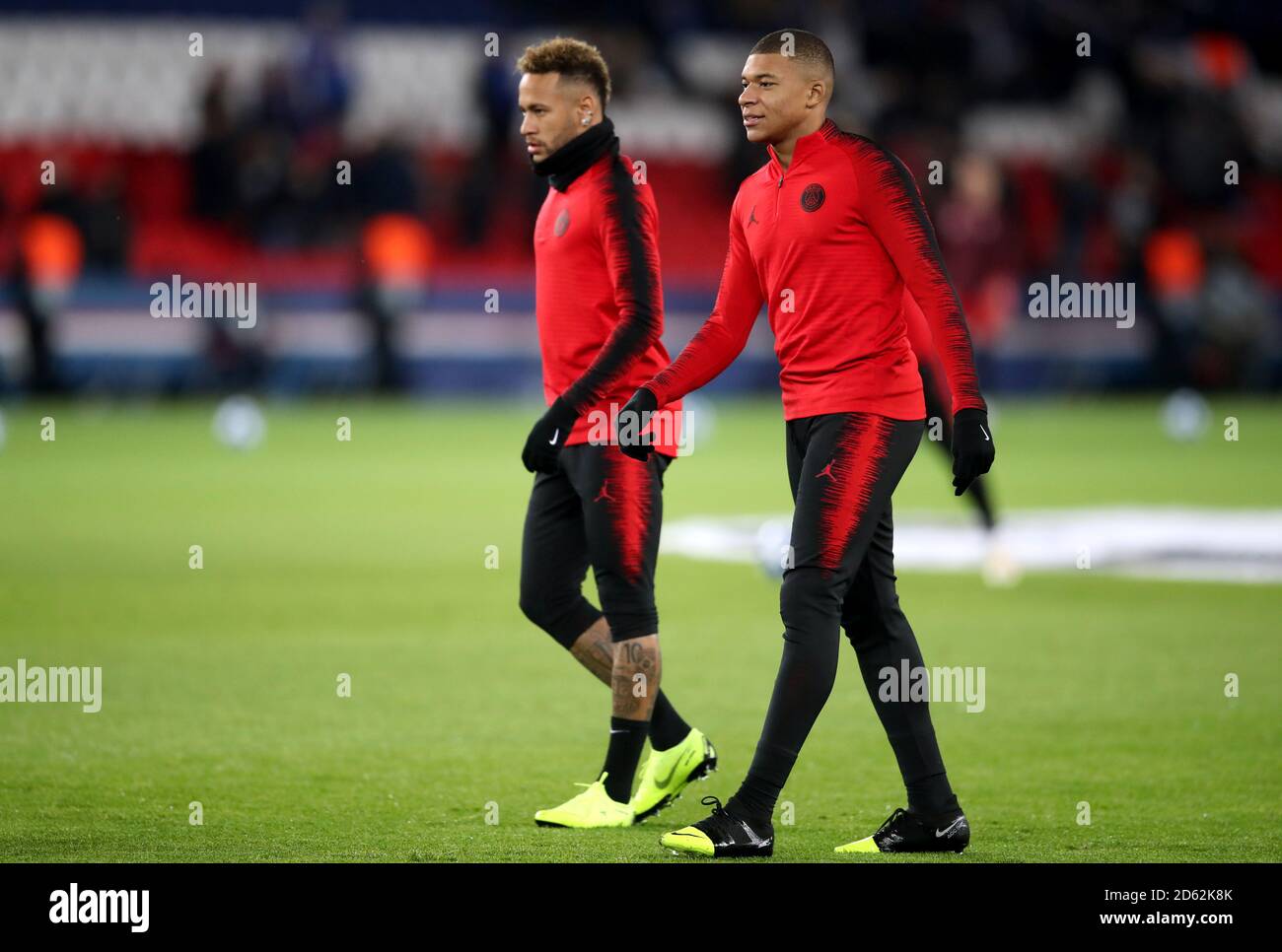 Neymar di Parigi Saint-Germain (a sinistra) e Kylian Mbappe ispezionano il campo prima dell'inizio della partita Foto Stock