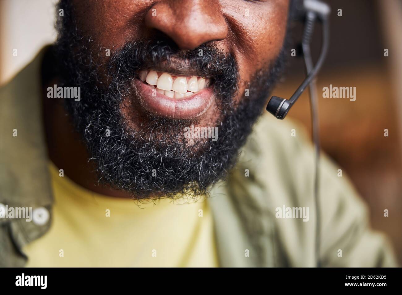 Afro-americano giovane in cuffia che esprime emozioni positive Foto Stock
