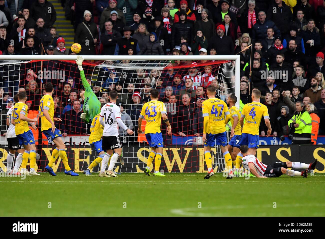 Il portiere di Leeds United Bailey Peacock-Farrell consente di risparmiare un colpo d'testa Sheffield United's Conor Washington negli ultimi minuti del corrispondenza Foto Stock