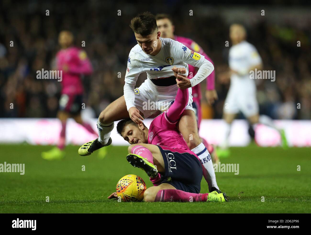 Leeds United's Jamie Shackleton (TOP) e Queens Park Rangers Jake Bidwell Foto Stock